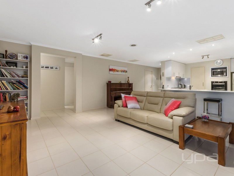 10 Hollydale Court, Melton West VIC 3337