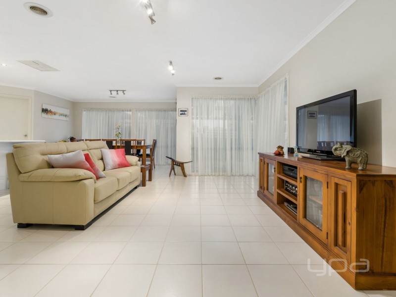 10 Hollydale Court, Melton West VIC 3337