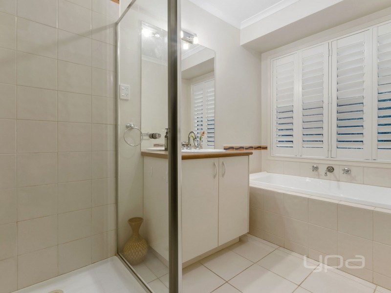 10 Hollydale Court, Melton West VIC 3337