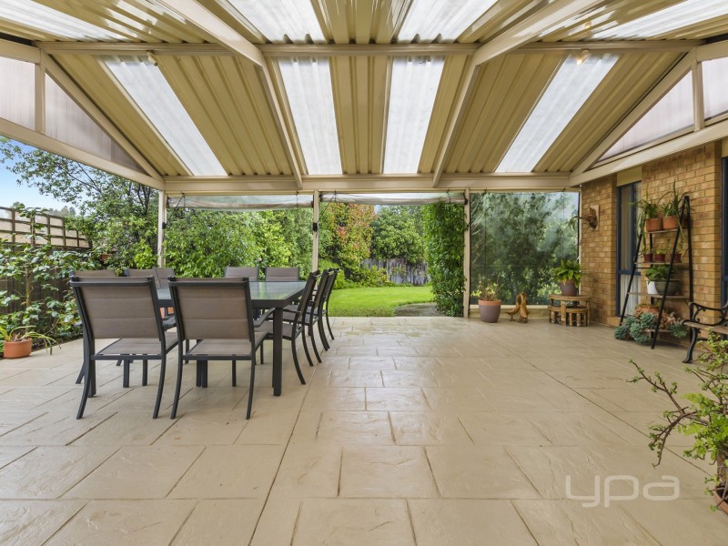 10 Hollydale Court, Melton West VIC 3337