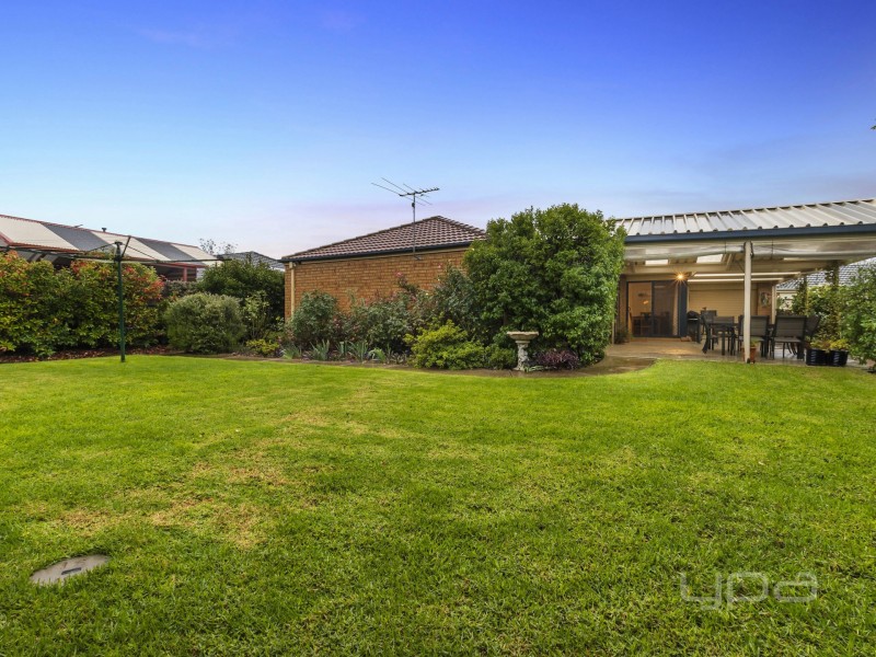 10 Hollydale Court, Melton West VIC 3337