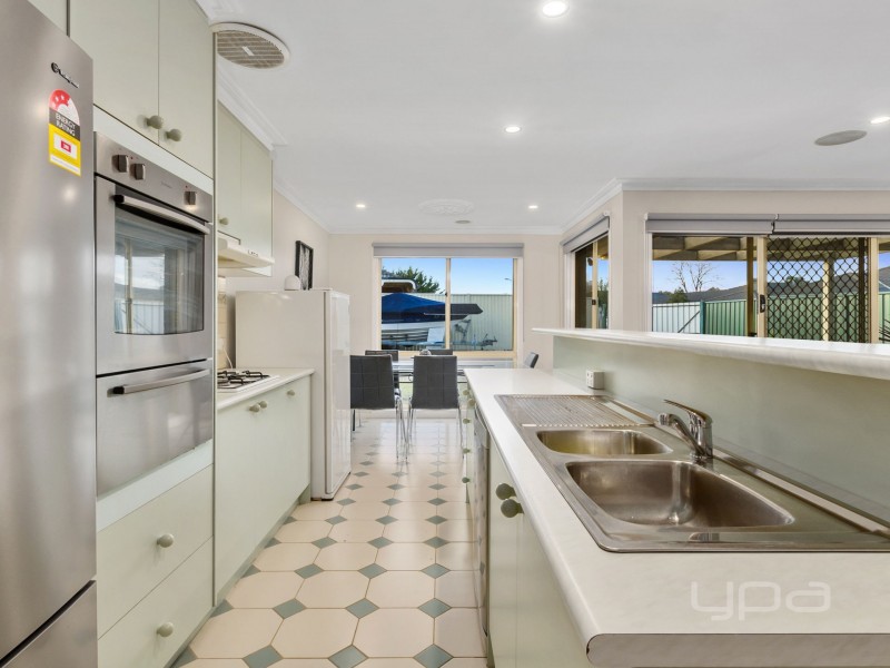 16 Lagarna Drive, Kurunjang VIC 3337
