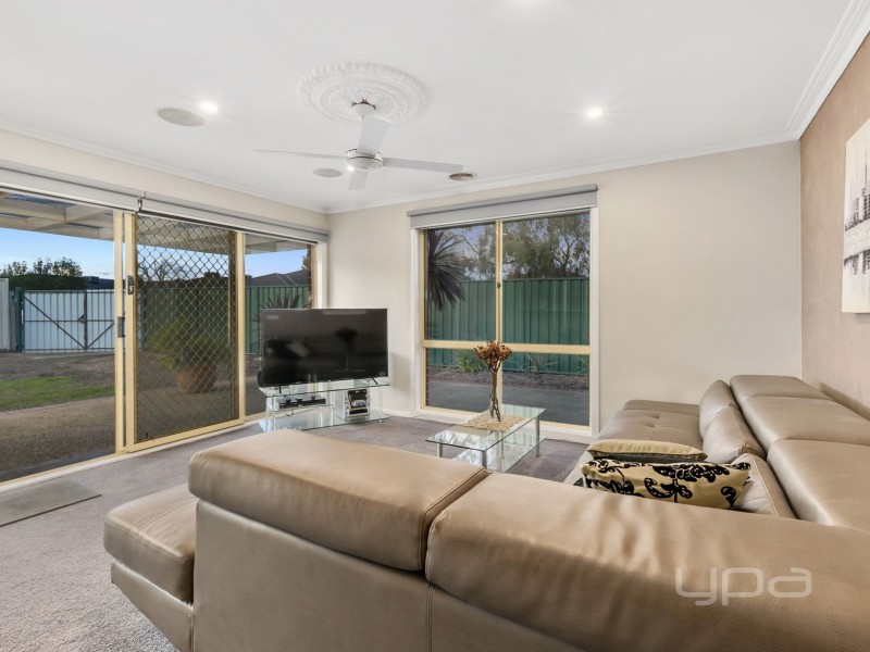 16 Lagarna Drive, Kurunjang VIC 3337