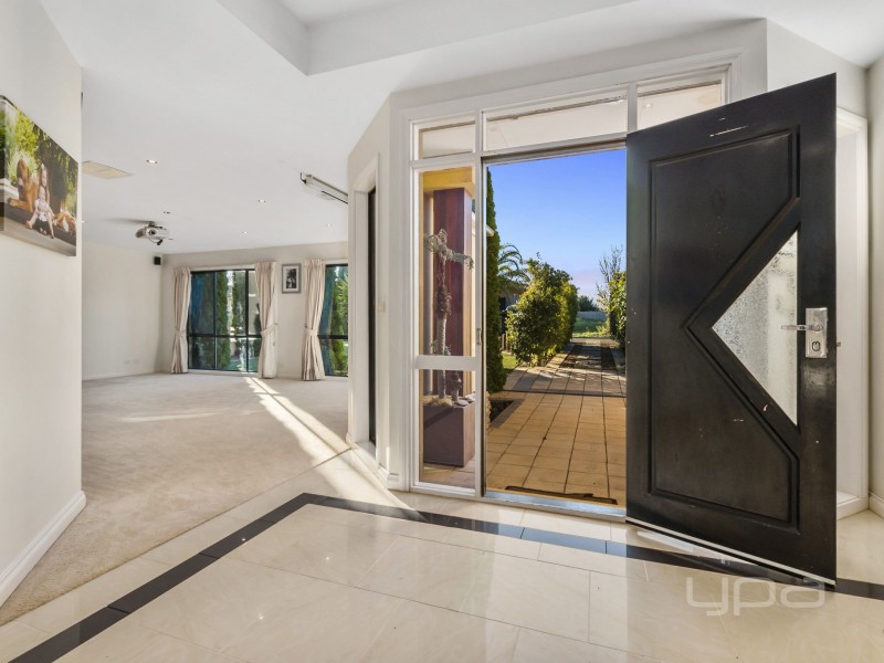 8 Runnymeade Lane, Brookfield VIC 3338