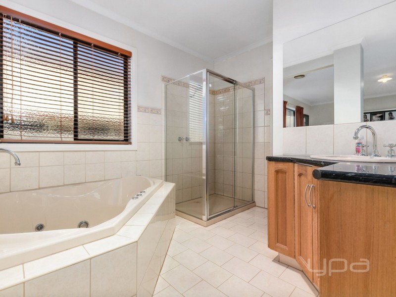 8 Runnymeade Lane, Brookfield VIC 3338