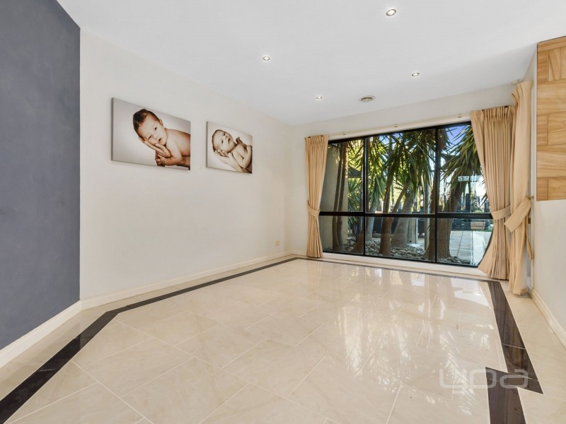 8 Runnymeade Lane, Brookfield VIC 3338