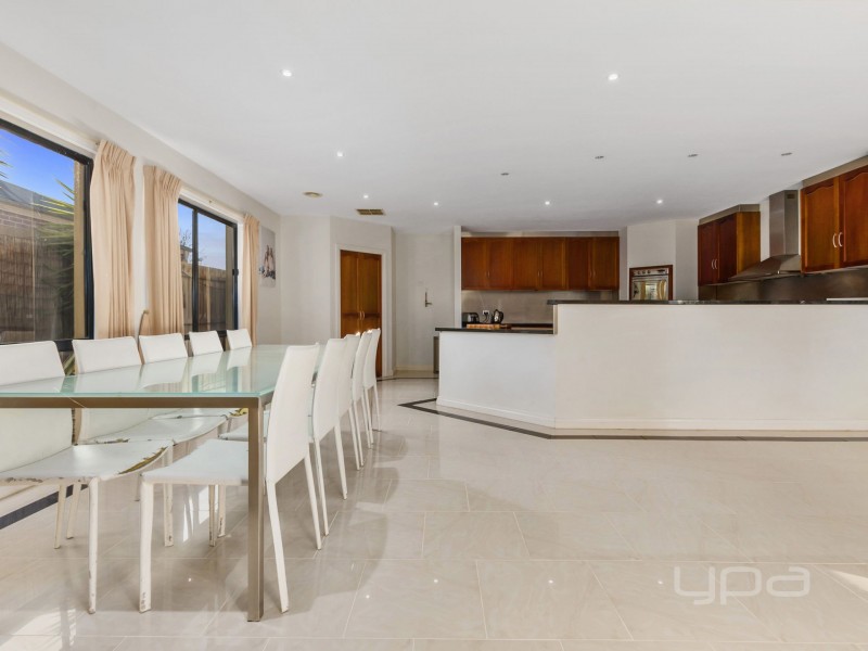 8 Runnymeade Lane, Brookfield VIC 3338