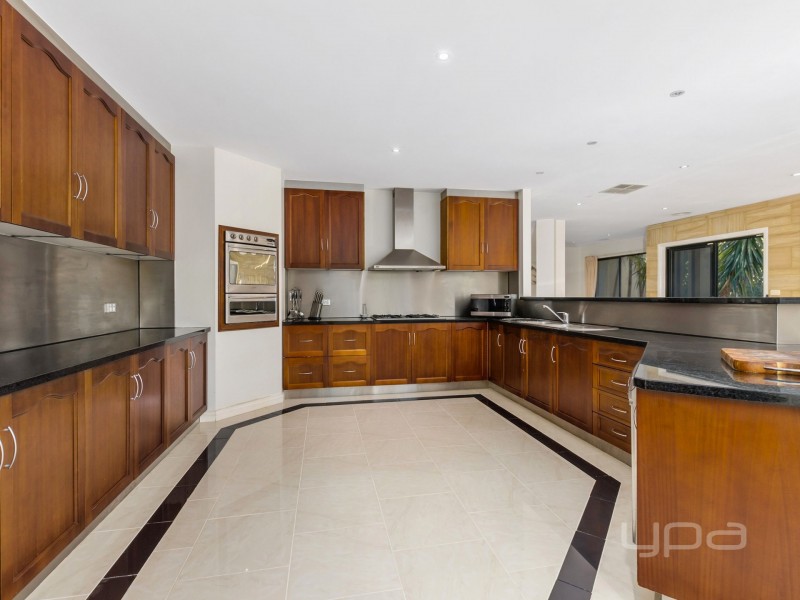8 Runnymeade Lane, Brookfield VIC 3338