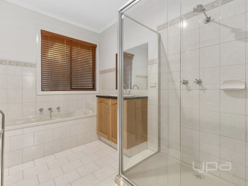 8 Runnymeade Lane, Brookfield VIC 3338