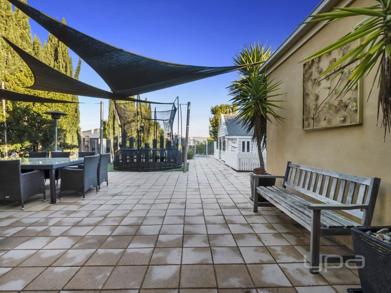 8 Runnymeade Lane, Brookfield VIC 3338