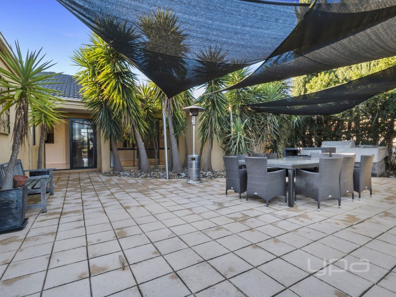 8 Runnymeade Lane, Brookfield VIC 3338