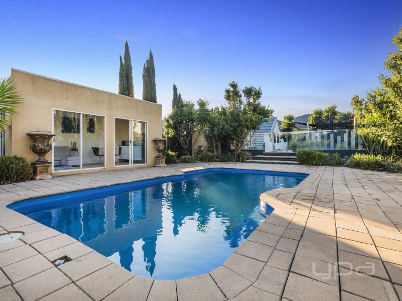 8 Runnymeade Lane, Brookfield VIC 3338