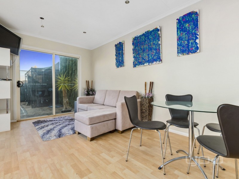 8 Runnymeade Lane, Brookfield VIC 3338