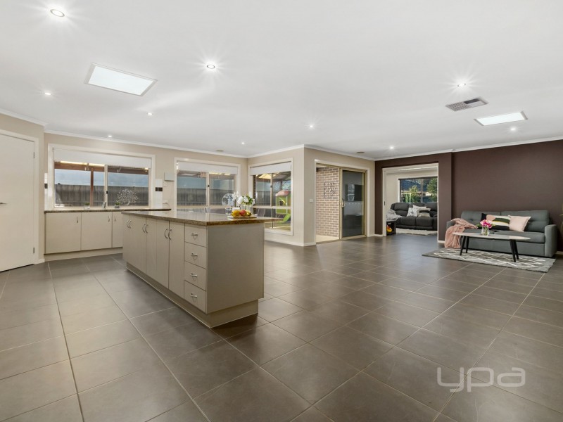 2 Karri Court, Brookfield VIC 3338