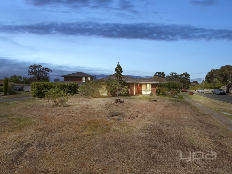 15 Empress Way, Melton West VIC 3337
