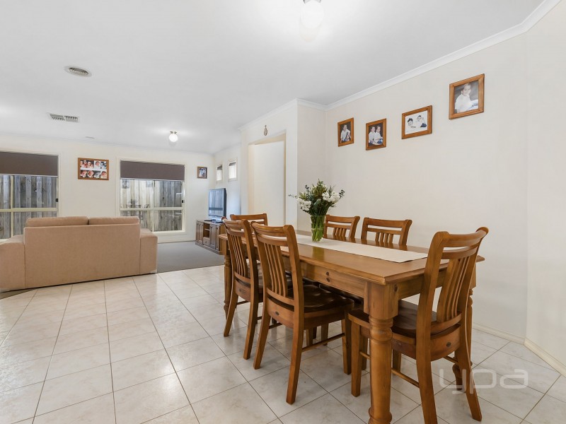 2/3 Sylvia Close, Hillside VIC 3037