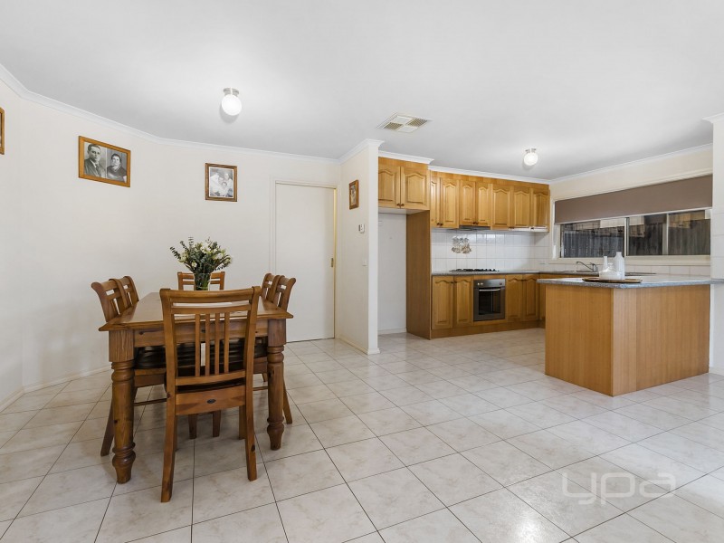2/3 Sylvia Close, Hillside VIC 3037