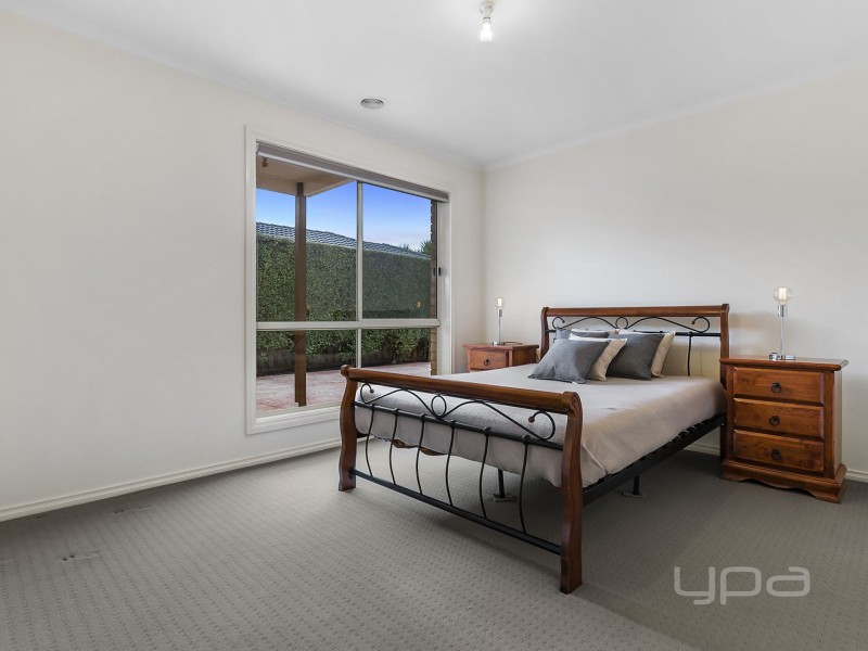 2/3 Sylvia Close, Hillside VIC 3037