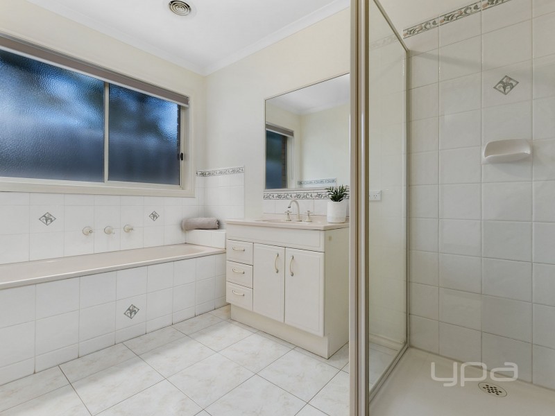 2/3 Sylvia Close, Hillside VIC 3037