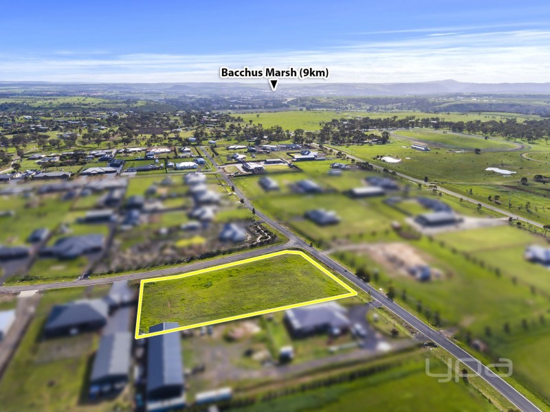 16 Eden Crescent, Hopetoun Park VIC 3340