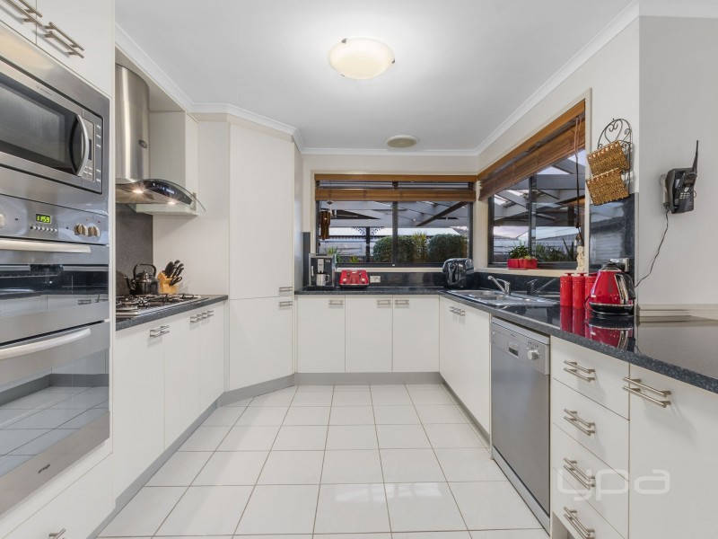 2 Paterson Court, Brookfield VIC 3338