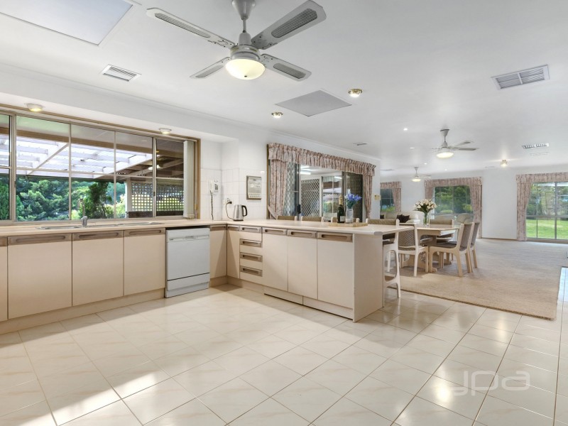 7 Greenstead Amble, Kurunjang VIC 3337