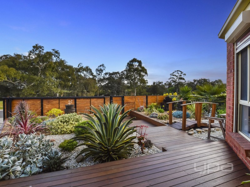 6 Viviannes Way, Melton VIC 3337