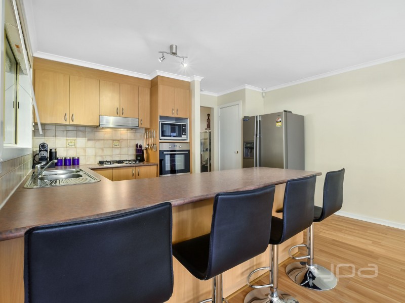 6 Viviannes Way, Melton VIC 3337