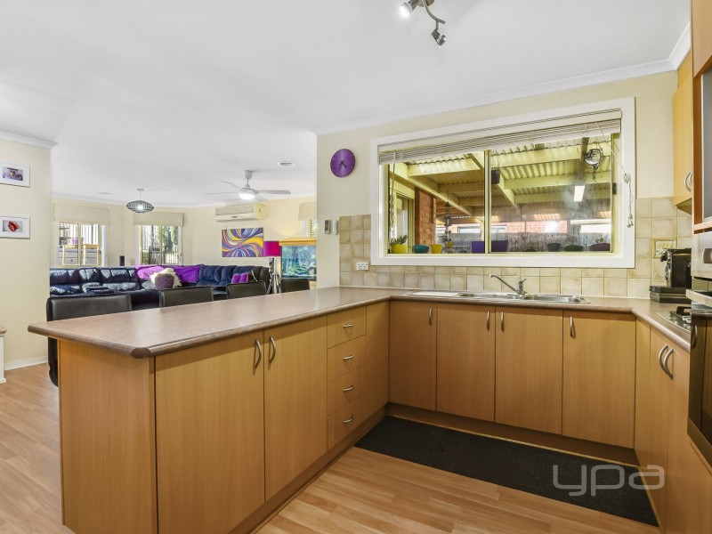 6 Viviannes Way, Melton VIC 3337