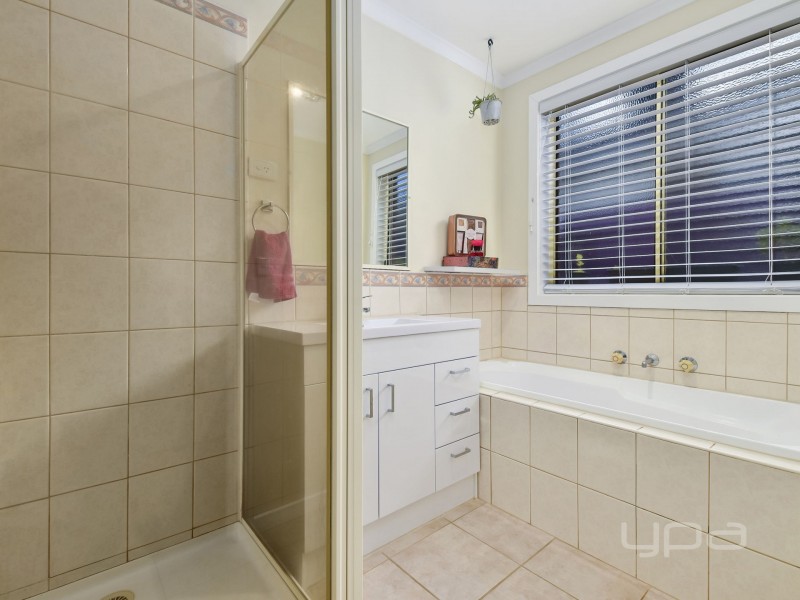 6 Viviannes Way, Melton VIC 3337