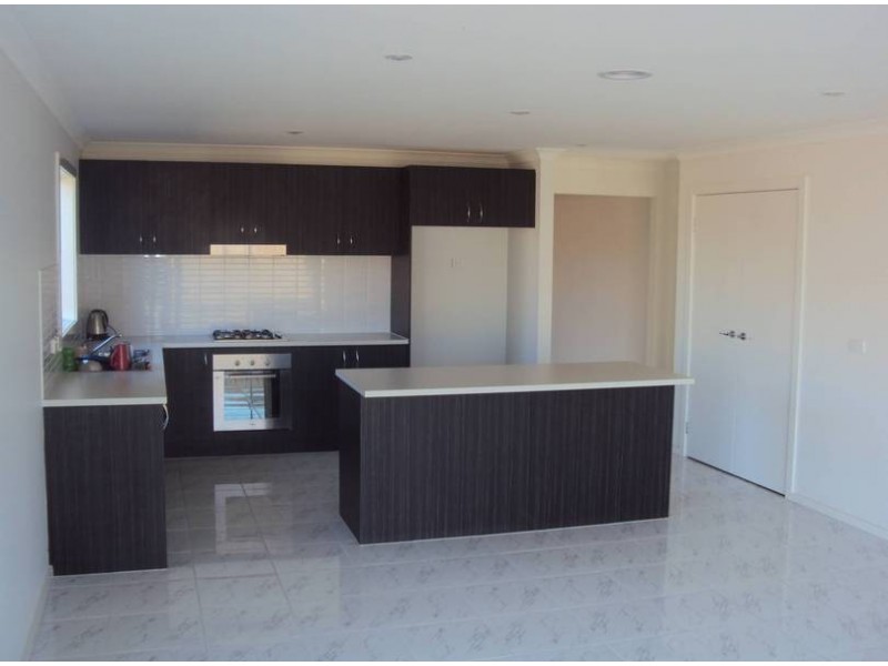 16 Barleygrass Crescent, Brookfield VIC 3338