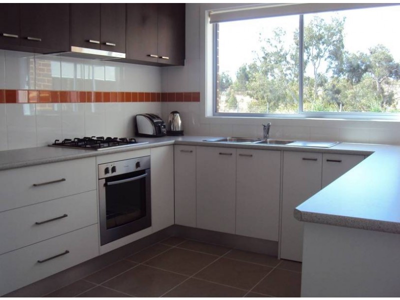 2/85 Blamey Drive, Melton South VIC 3338