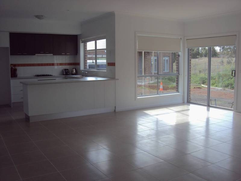 2/85 Blamey Drive, Melton South VIC 3338