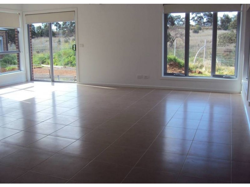 2/85 Blamey Drive, Melton South VIC 3338