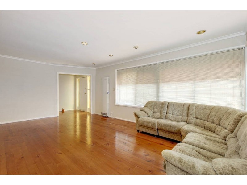 5 Blaxland Road, Melton South VIC 3338