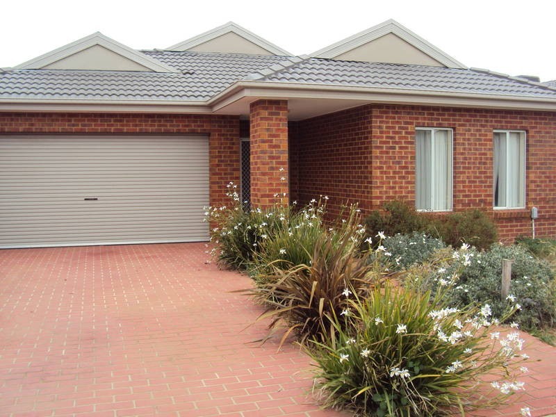 8 Silverleaf Drive, Melton VIC 3337