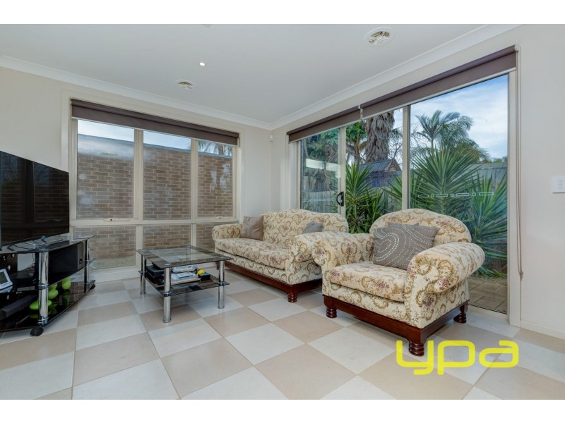 2/12 Waratah Street, Melton South VIC 3338