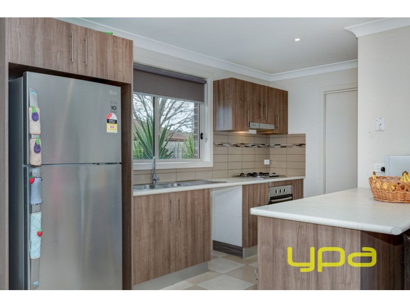 2/12 Waratah Street, Melton South VIC 3338