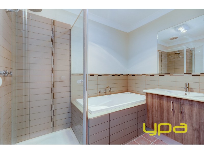 2/12 Waratah Street, Melton South VIC 3338