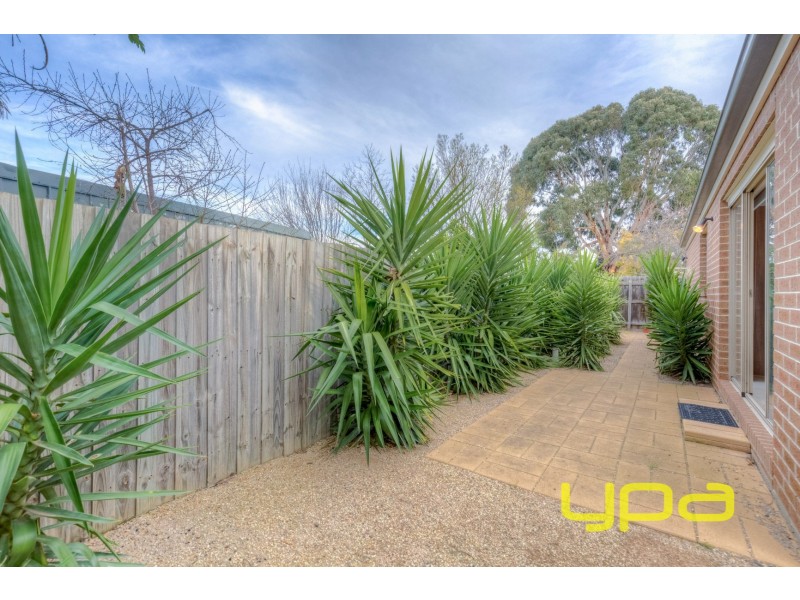 2/12 Waratah Street, Melton South VIC 3338