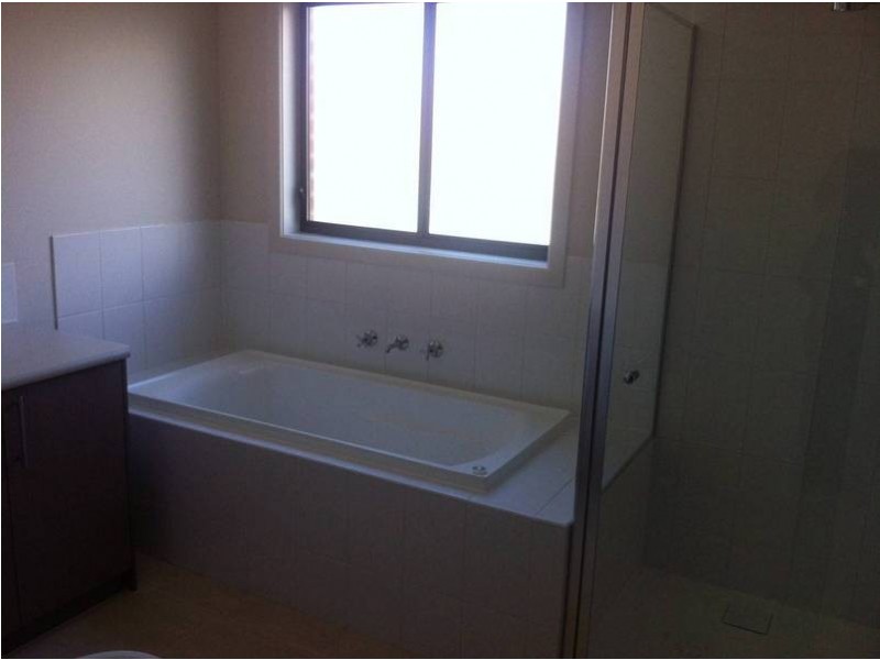 2/39 Grace street, Melton South VIC 3338