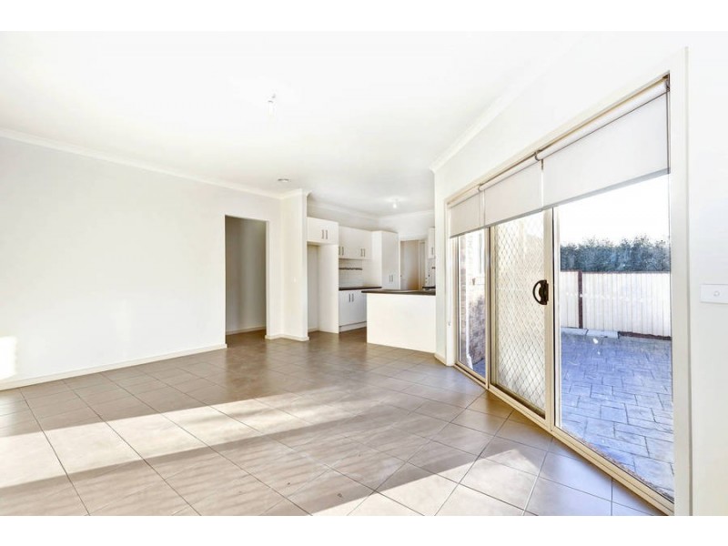 1/6 Woodland Rise, Melton West VIC 3337