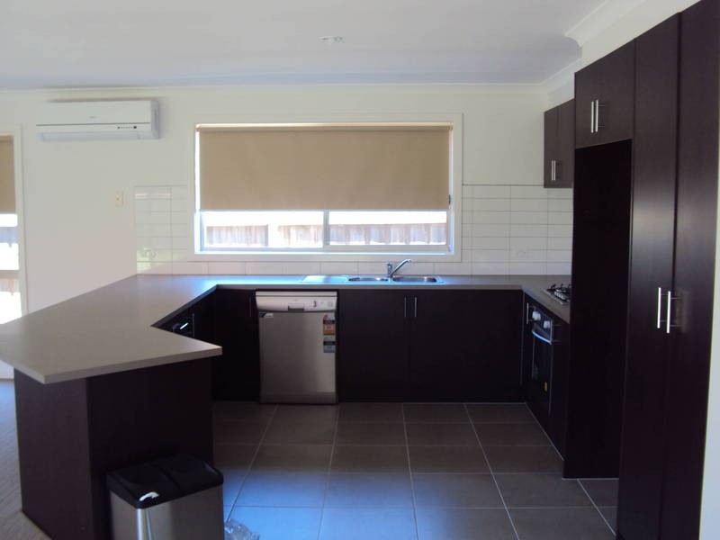 12 Scarcroft Terrace, Melton West VIC 3337