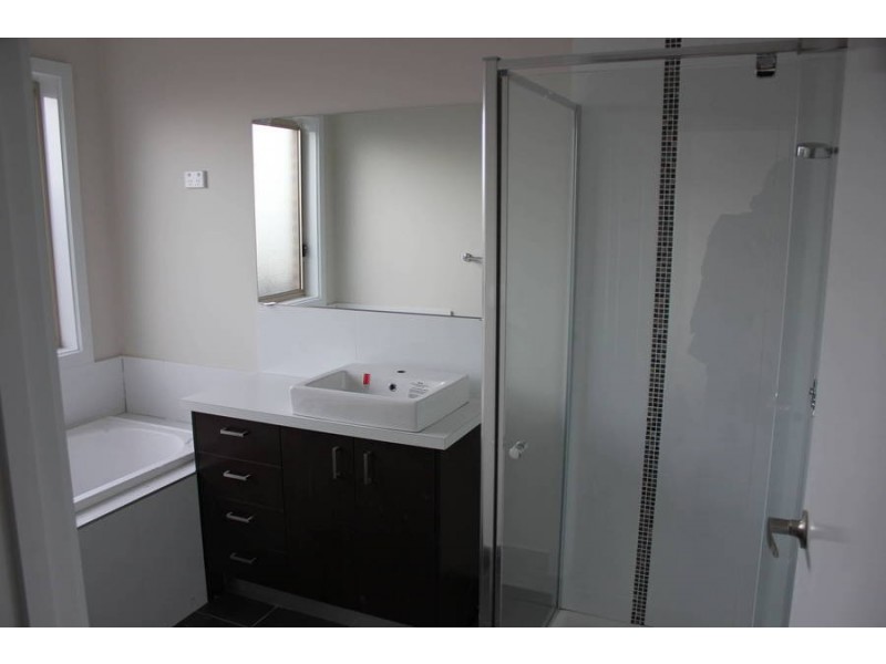 1/7 Koonawarra Terrace, Melton West VIC 3337