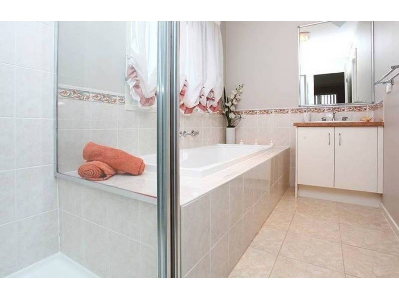 7 Lomandra Bowl, Melton West VIC 3337