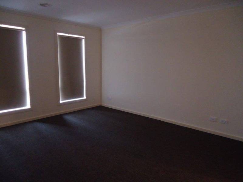 24 Equine Circuit, Melton South VIC 3338