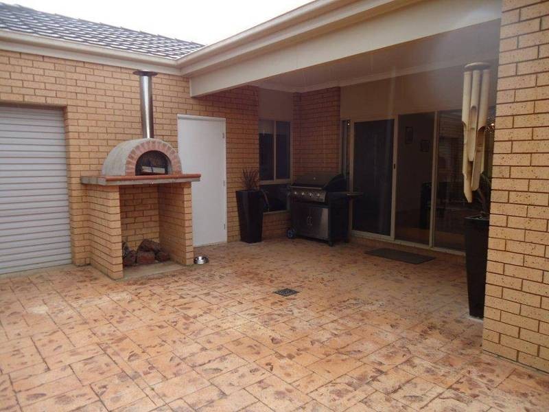 18 Moonah Avenue, Brookfield VIC 3338