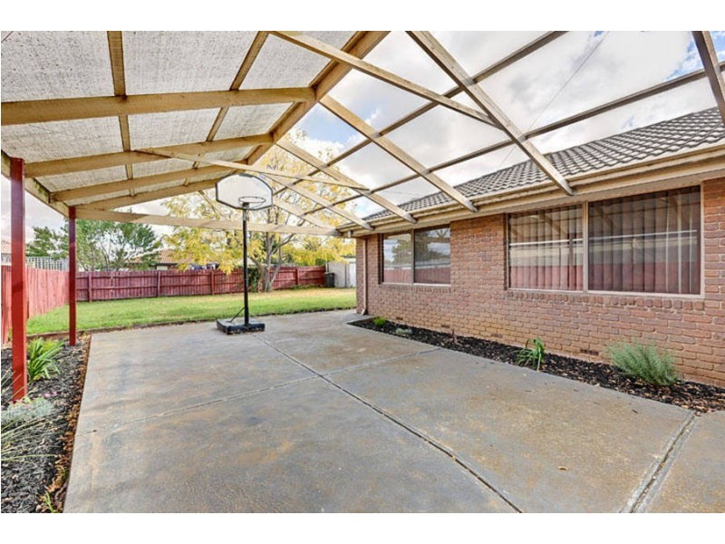 4 Walsingham Crescent, Kurunjang VIC 3337