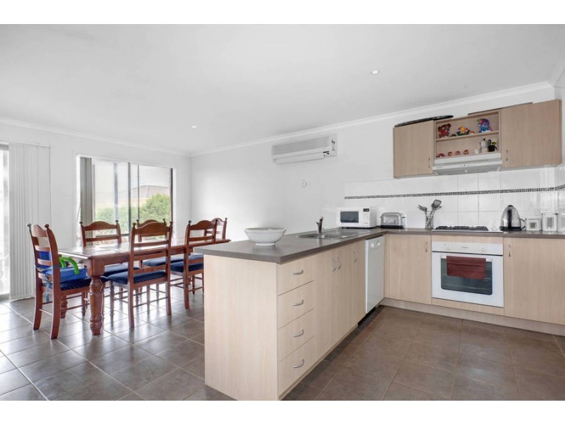 8 Featherhead Way, Melton West VIC 3337