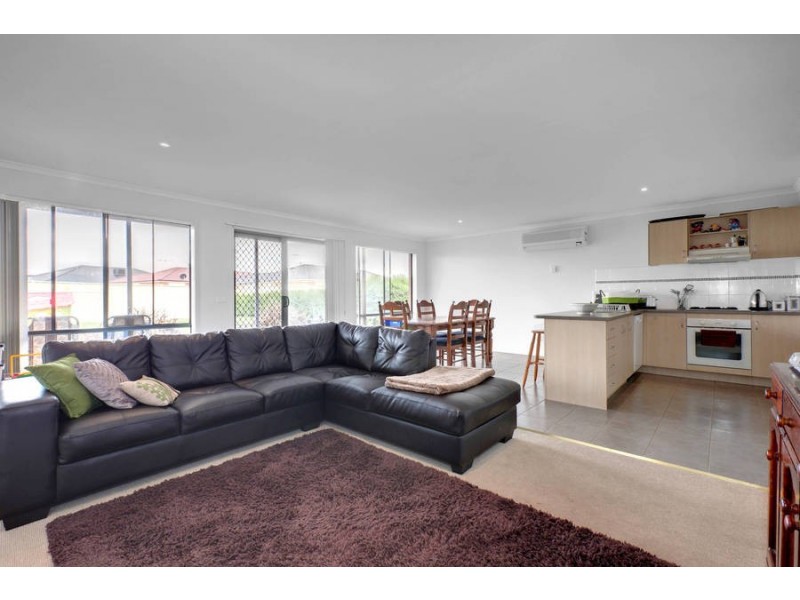 8 Featherhead Way, Melton West VIC 3337